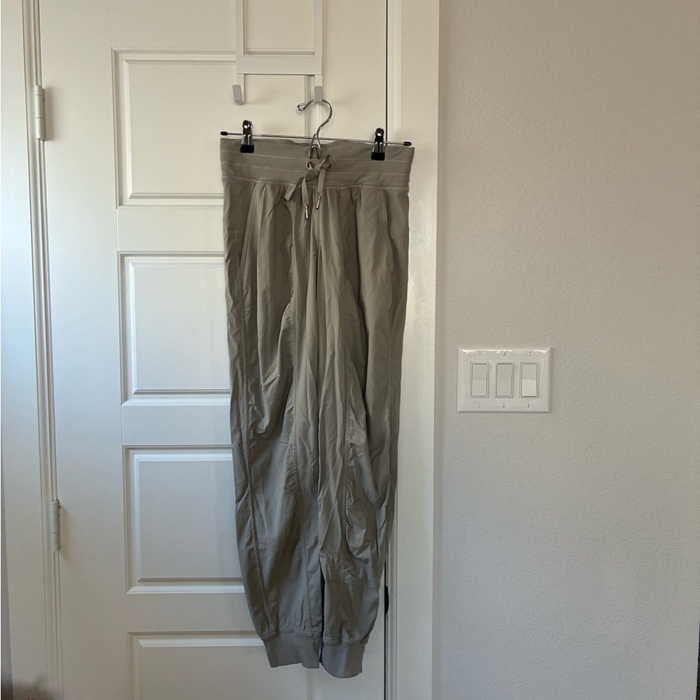 Lululemon
Women’s Lightweight Drawstring Jogger Pants - Taupe
